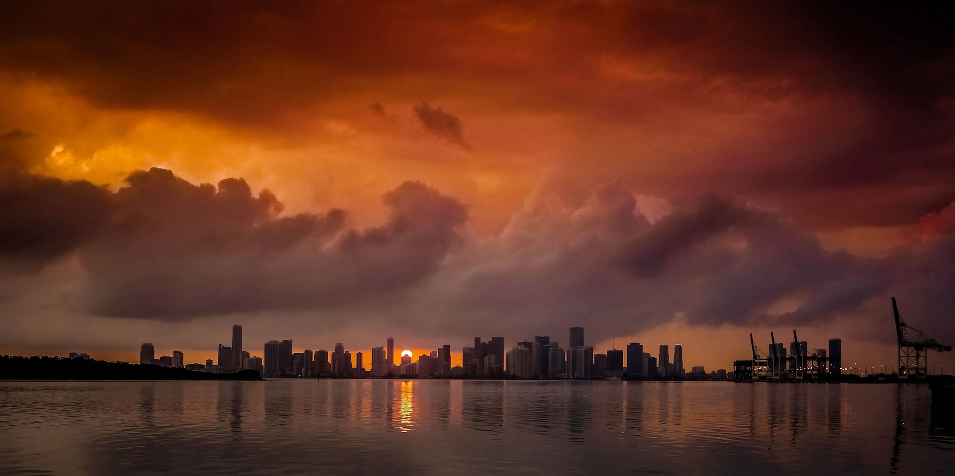 coucher de soleil sur la skyline de Miami vu depuis un bateau