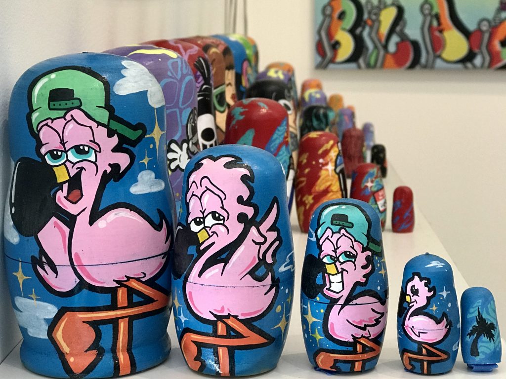 Les poupées russes de la street artiste REdskeee au musée du graffiti de Wynwood. Une boutique de souvenirs recommandée par Miami Off Road