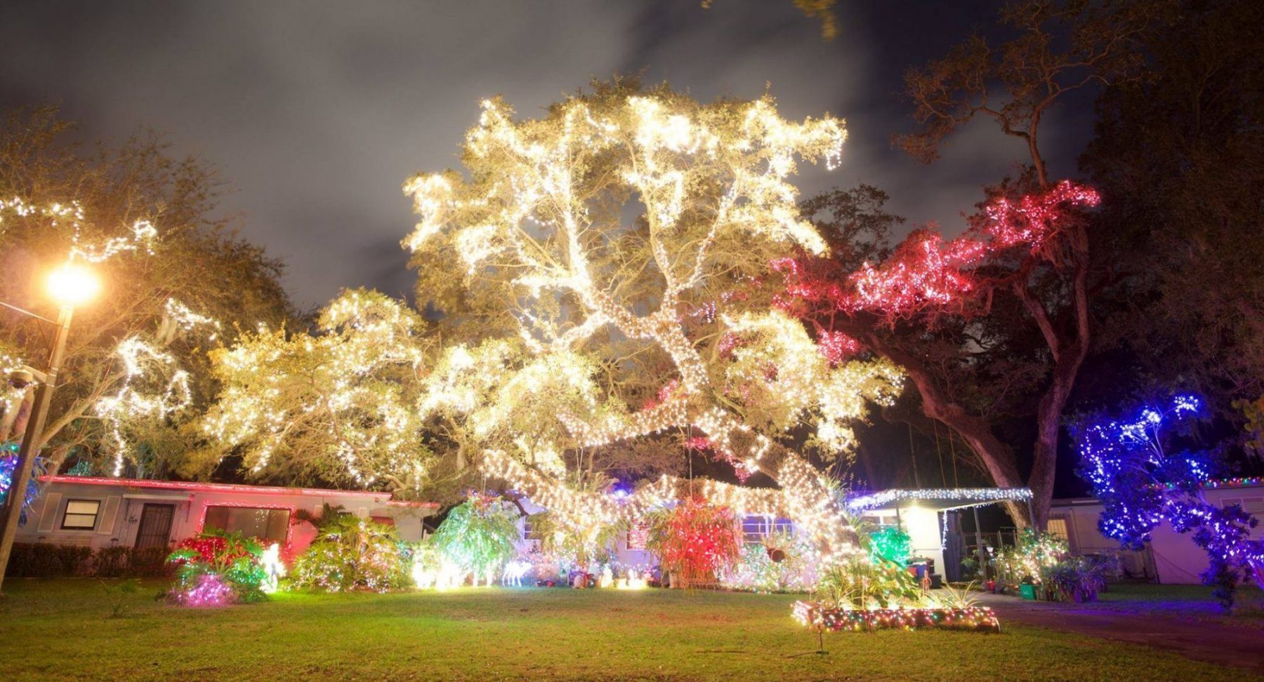 Illuminations de Noel à Enchanted Place North Miami, une activité gratuite pour profiter de la magie de Noel à Miami, et recommandée par Miami Off Road