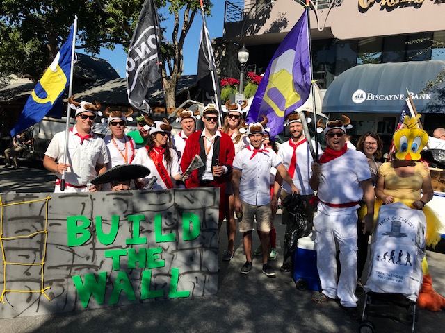 la parade de King Mango Strut à Coconut Grove, photographié par Art Seitz. Toutes les recommandations de Miami Off Road pour les fêtes de fin d'année