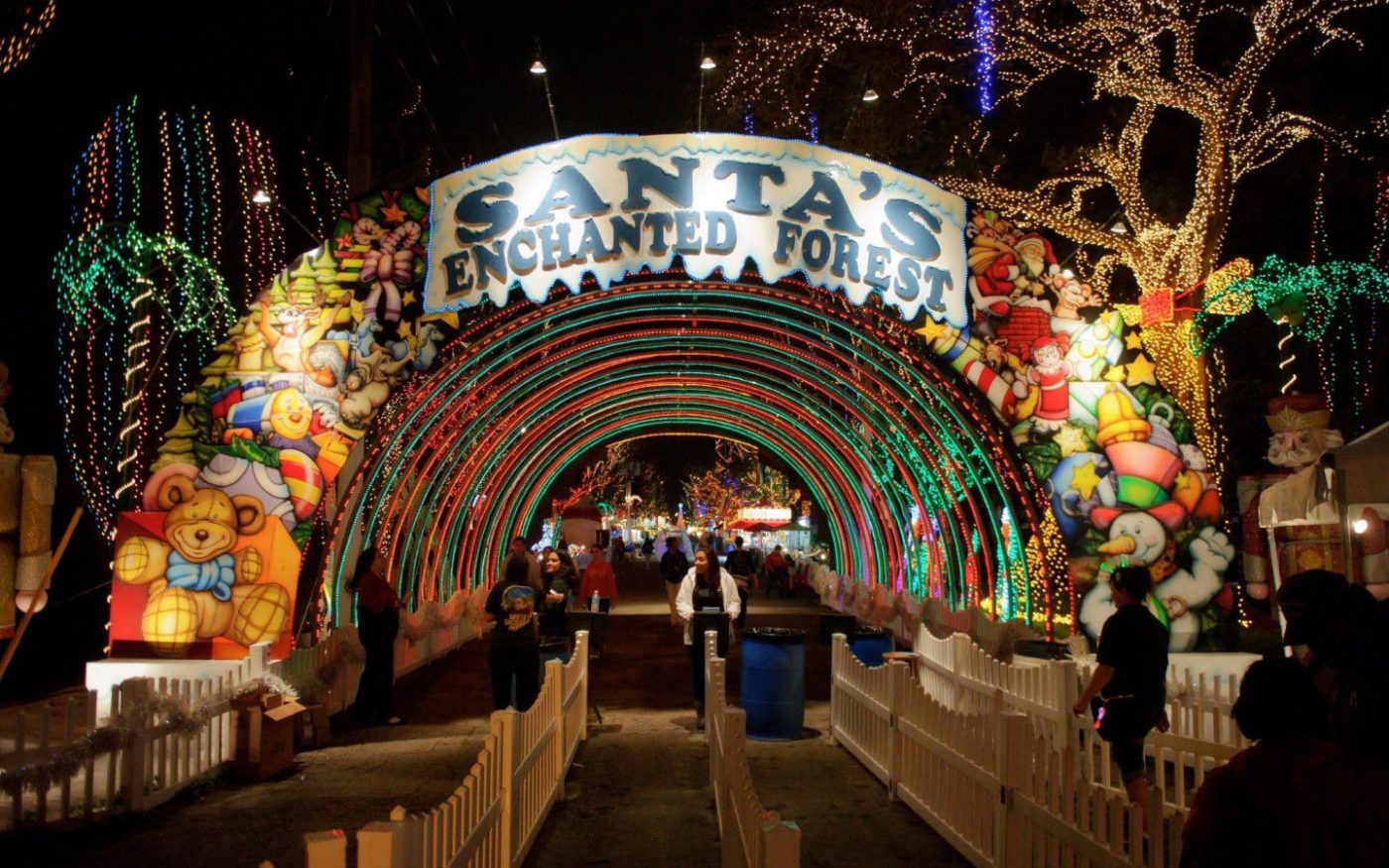 Entrée illuminée de la fête foraine Santa's enchanted forest, une recommandation Miami OffRoad pour fêter Noël à Miami