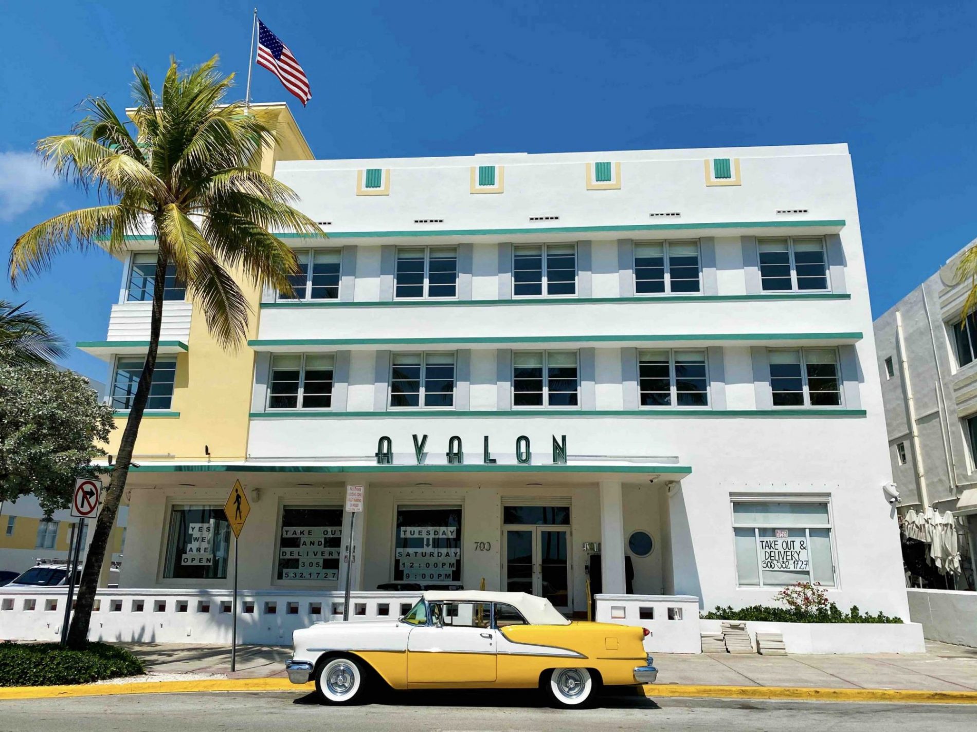 Le Avalon Hotel sur Ocean Drive, et sa fameuse voiture assortie à la façade